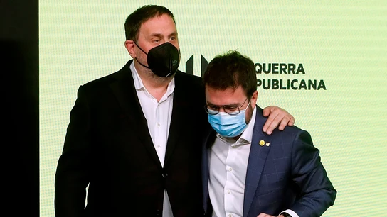 El candidato de ERC a la presidencia de la Generalitat, Pere Aragonès (d), acompañado por el presidente del partido, Oriol Junqueras El candidato de ERC a la presidencia de la Generalitat, Pere Aragonès (d), acompañado por el presidente del partido, Oriol Junqueras
