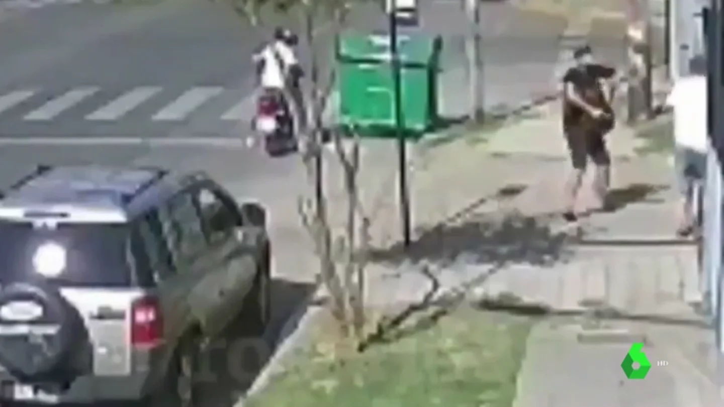 Un policía de paisano mata de un tiro al ladrón que intentaba robarle la mochila Un policía de paisano mata de un tiro al ladrón que intentaba robarle la mochila