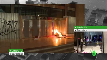 Prenden fuego a la entrada de la Bolsa de Barcelona