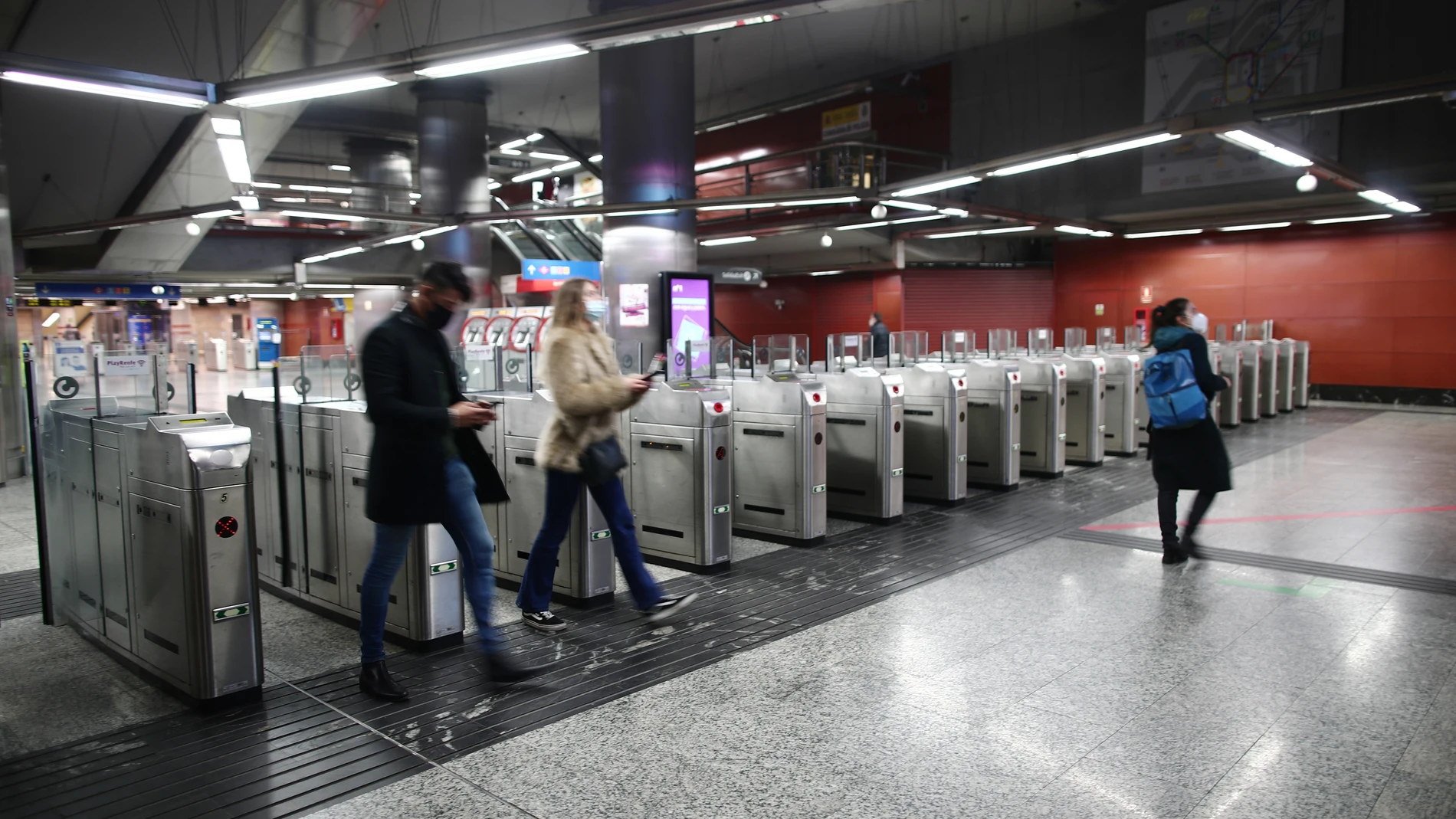 Viajeros con mascarilla en la estación de Sol, en Madrid