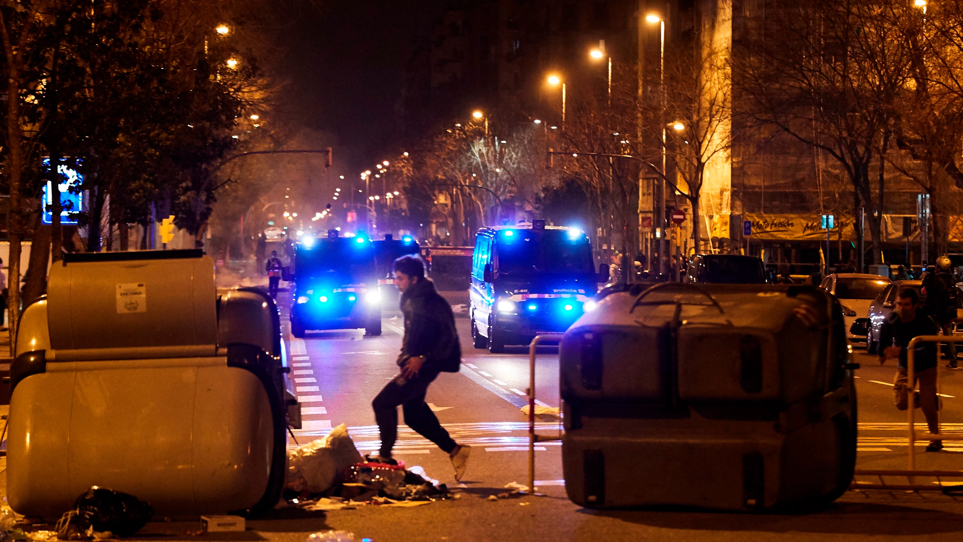 Manifestantes y policías junto a una barricada en las protestas en Barcelona