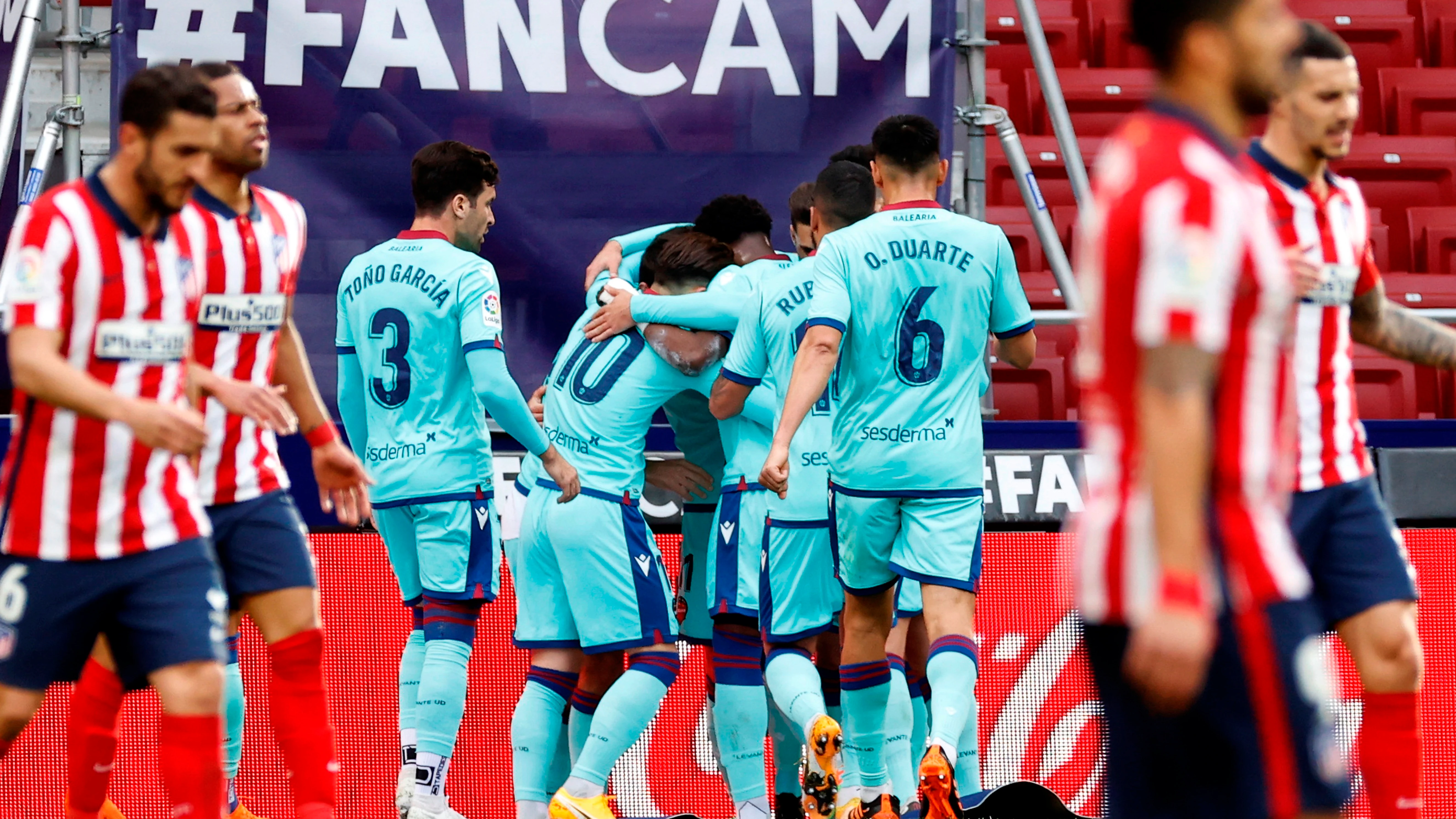 Los jugadores del Levante celebran el gol de Morales ante el Atlético de Madrid