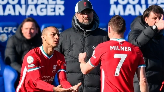 Thiago sale por Milner bajo la mirada de Klopp Thiago sale por Milner bajo la mirada de Klopp