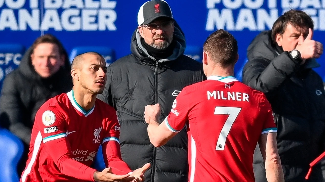 Thiago sale por Milner bajo la mirada de Klopp