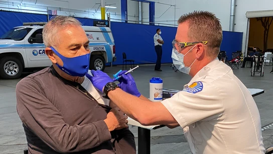 Un hombre recibe la vacuna contra la COVID-19 en Santa Fe, California (EEUU) Un hombre recibe la vacuna contra la COVID-19 en Santa Fe, California (EEUU)