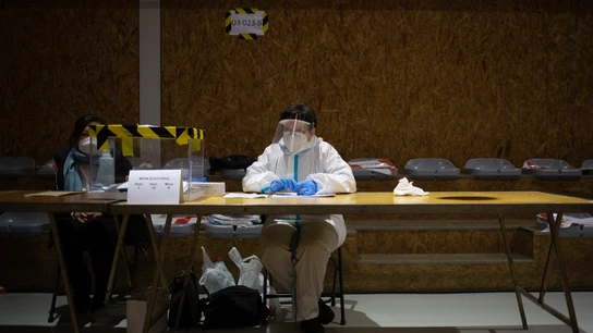 Una mujer con EPI en una mesa electoral de Barcelona el pasado 14F Una mujer con EPI en una mesa electoral de Barcelona el pasado 14F