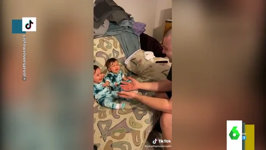 El llanto de dos bebés al ver a su padre sin pelo por primera vez El llanto de dos bebés al ver a su padre sin pelo por primera vez