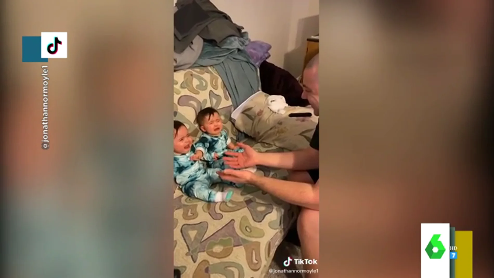 El llanto de dos bebés al ver a su padre sin pelo por primera vez