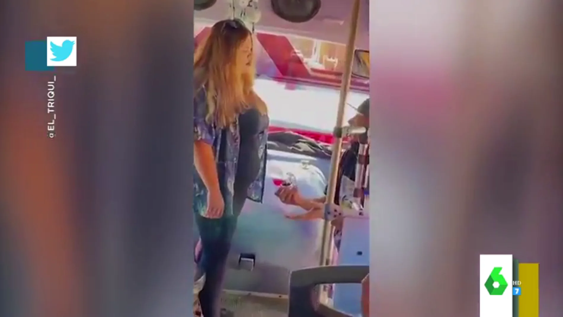 La indignación y huida de una mujer después de que su novio le pidiera matrimonio en un autobús