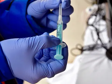 Un sanitario prepara una dosis de la vacuna contra el coronavirus Un sanitario prepara una dosis de la vacuna contra el coronavirus
