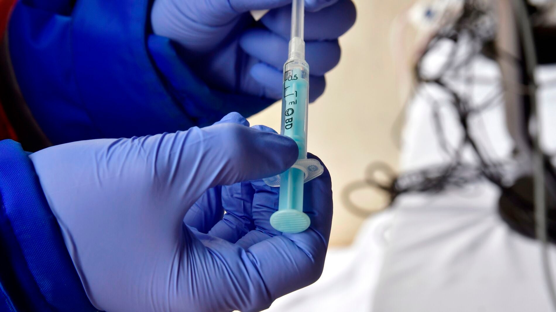 Un sanitario prepara una dosis de la vacuna contra el coronavirus