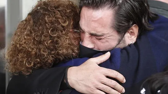 David Bustamante se abraza a la madre de Álex Casademunt en el funeral David Bustamante se abraza a la madre de Álex Casademunt en el funeral