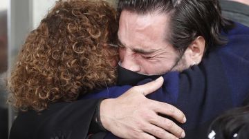 David Bustamante se abraza a la madre de Álex Casademunt en el funeral