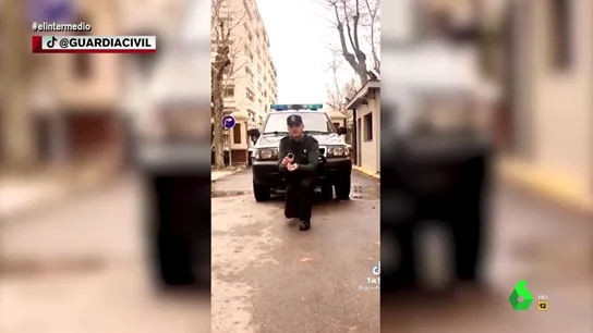 De una pedida de mano con esposas a un baile viral: los vídeos más surrealistas de la Guardia Civil en TikTok De una pedida de mano con esposas a un baile viral: los vídeos más surrealistas de la Guardia Civil en TikTok