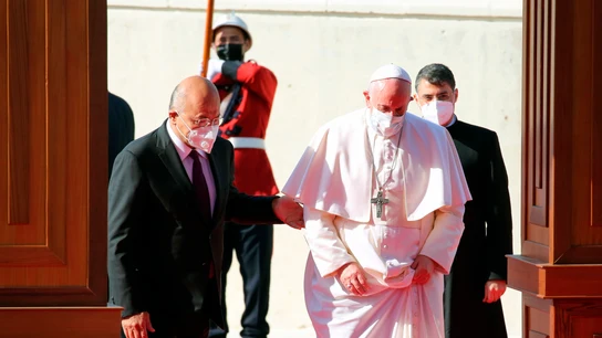 El presidente de Irak, Barham Salih, recibe al papa Francisco a su llegada al país El presidente de Irak, Barham Salih, recibe al papa Francisco a su llegada al país