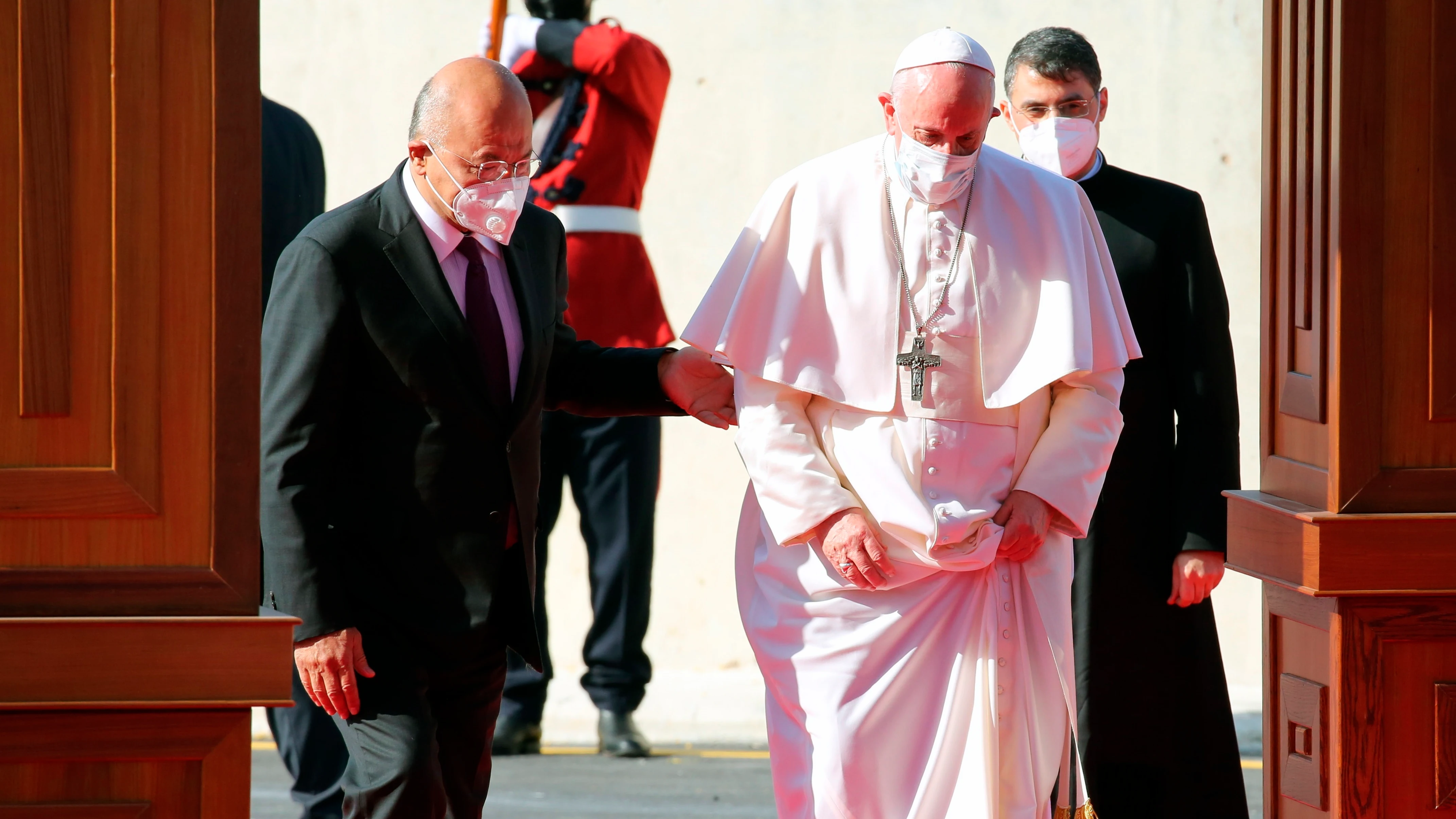 El presidente de Irak, Barham Salih, recibe al papa Francisco a su llegada al país