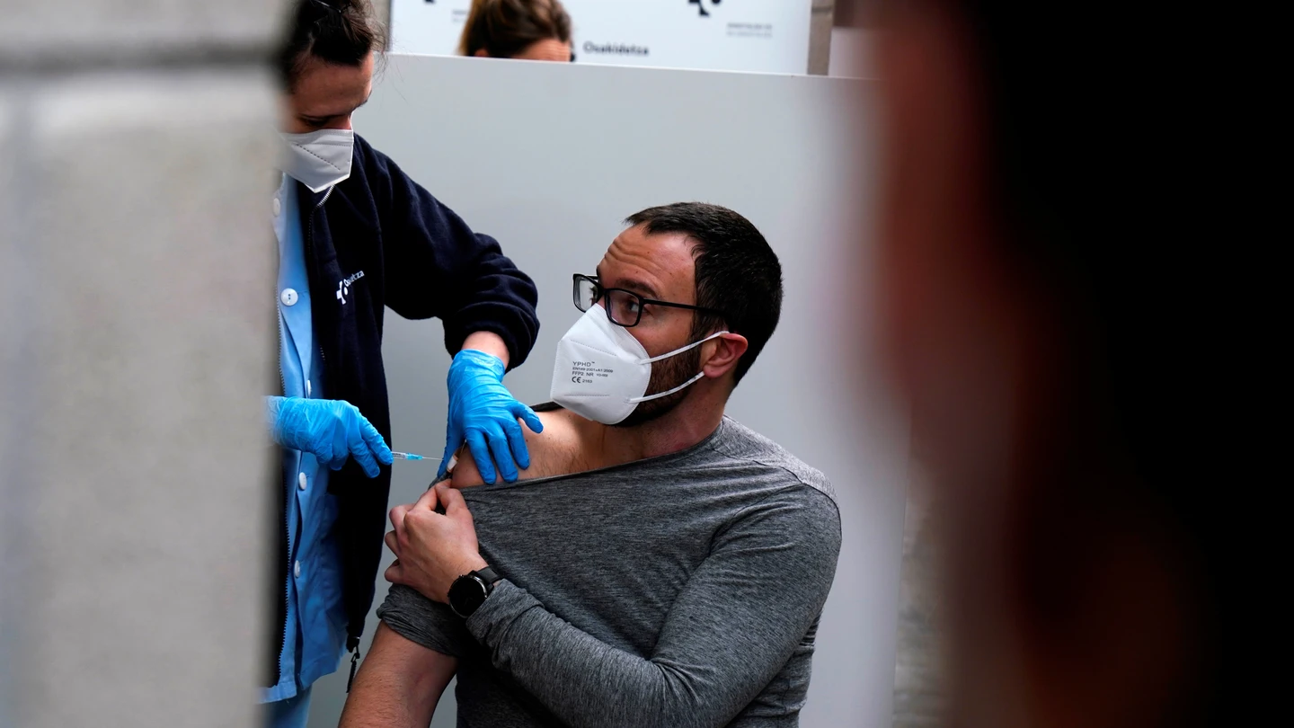 laSexta Noticias 14:00 (12-04-21) España tendrá más personas vacunadas contra el COVID-19 que contagiadas esta semana laSexta Noticias 14:00 (12-04-21) España tendrá más personas vacunadas contra el COVID-19 que contagiadas esta semana