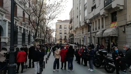 Largas colas de feligreses para ver al Cristo de Medinaceli pese a la pandemia Largas colas de feligreses para ver al Cristo de Medinaceli pese a la pandemia