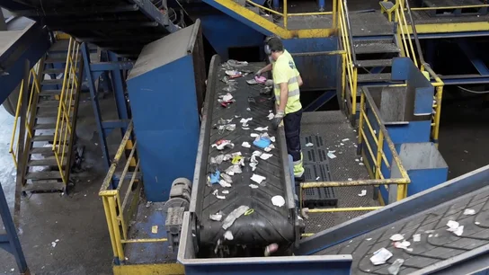 Contratos basura si trabajas con la basura: mal salario, malas condiciones, malos olores y riesgo a pincharse con agujas Contratos basura si trabajas con la basura: mal salario, malas condiciones, malos olores y riesgo a pincharse con agujas