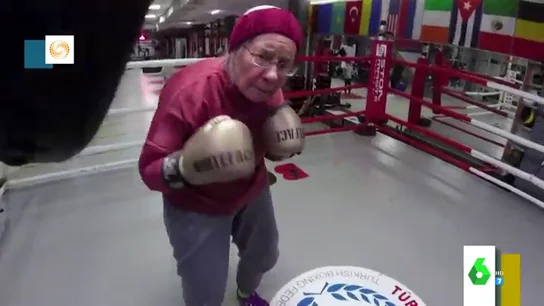 Imagen de una mujer que boxea para paliar los efectos del Parkinson Imagen de una mujer que boxea para paliar los efectos del Parkinson