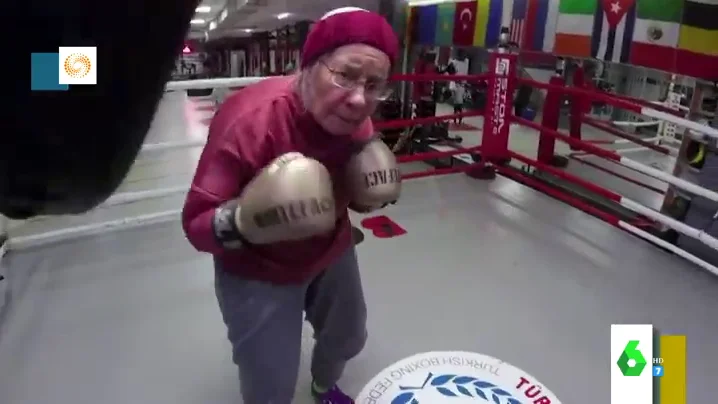 Imagen de una mujer que boxea para paliar los efectos del Parkinson