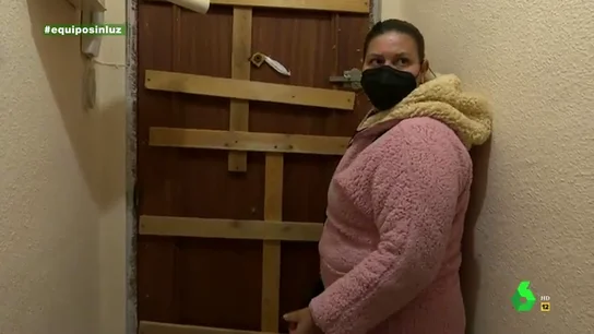 El deplorable estado del piso de alquiler social en el que fue reubicada una residente de la Cañada Real: "Sigo en la Cañada porque no me lo arreglan" El deplorable estado del piso de alquiler social en el que fue reubicada una residente de la Cañada Real: "Sigo en la Cañada porque no me lo arreglan"