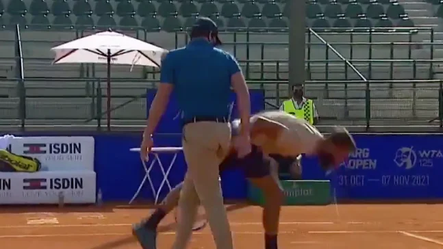 Benoit Paire escupe tras protestar una bola Benoit Paire escupe tras protestar una bola