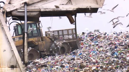 Malos olores, ruido y hasta explosiones en los vertederos: vivir en Rubí (Barcelona), uno de los 'basureros' de España Malos olores, ruido y hasta explosiones en los vertederos: vivir en Rubí (Barcelona), uno de los 'basureros' de España