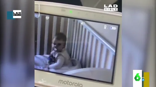 El divertido momento en el que una bebé se hace la dormida cuando su madre la 'pilla' tirando leche en su cama El divertido momento en el que una bebé se hace la dormida cuando su madre la 'pilla' tirando leche en su cama