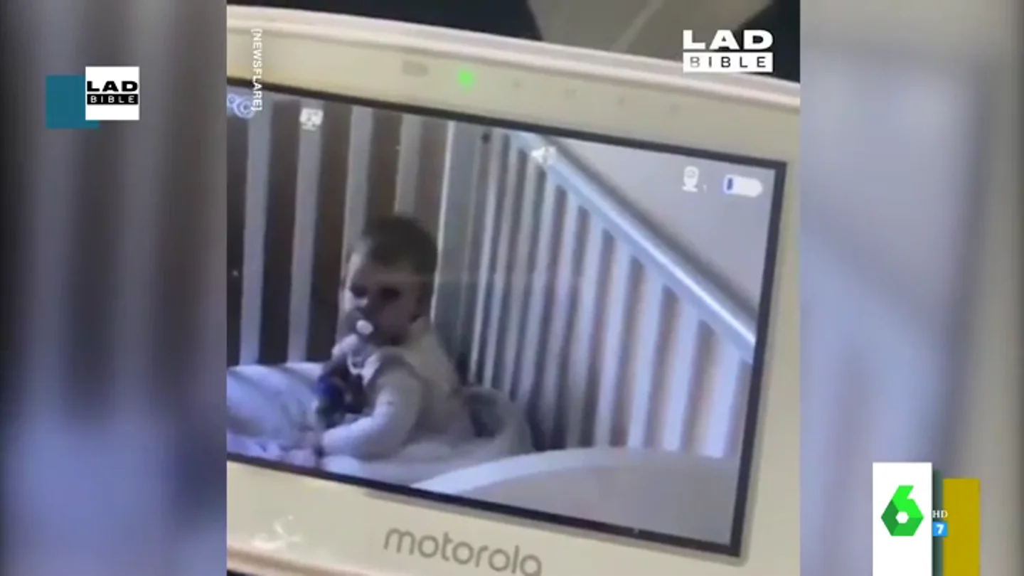 El divertido momento en el que una bebé se hace la dormida cuando su madre la 'pilla' tirando leche en su cama El divertido momento en el que una bebé se hace la dormida cuando su madre la 'pilla' tirando leche en su cama