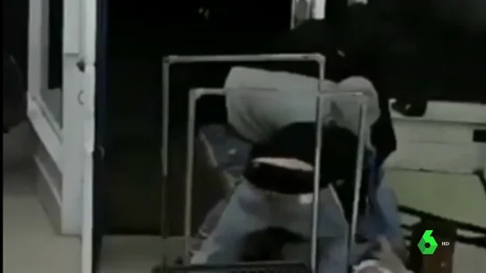 Imágenes de la brutal paliza a un hombre asiático en una lavandería de California para robarle Imágenes de la brutal paliza a un hombre asiático en una lavandería de California para robarle