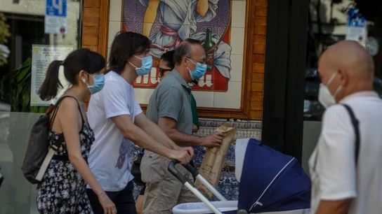 Personas con mascarilla pasean por Madrid en julio de 2020 Personas con mascarilla pasean por Madrid en julio de 2020