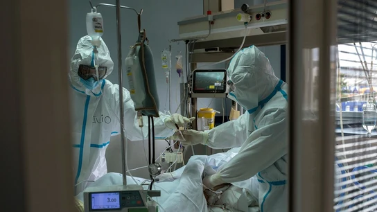 Trabajadores sanitarios atienden a un paciente con coronavirus en la UCI Trabajadores sanitarios atienden a un paciente con coronavirus en la UCI