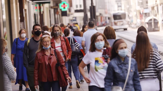 Personas con mascarilla pasean por Vitoria Personas con mascarilla pasean por Vitoria