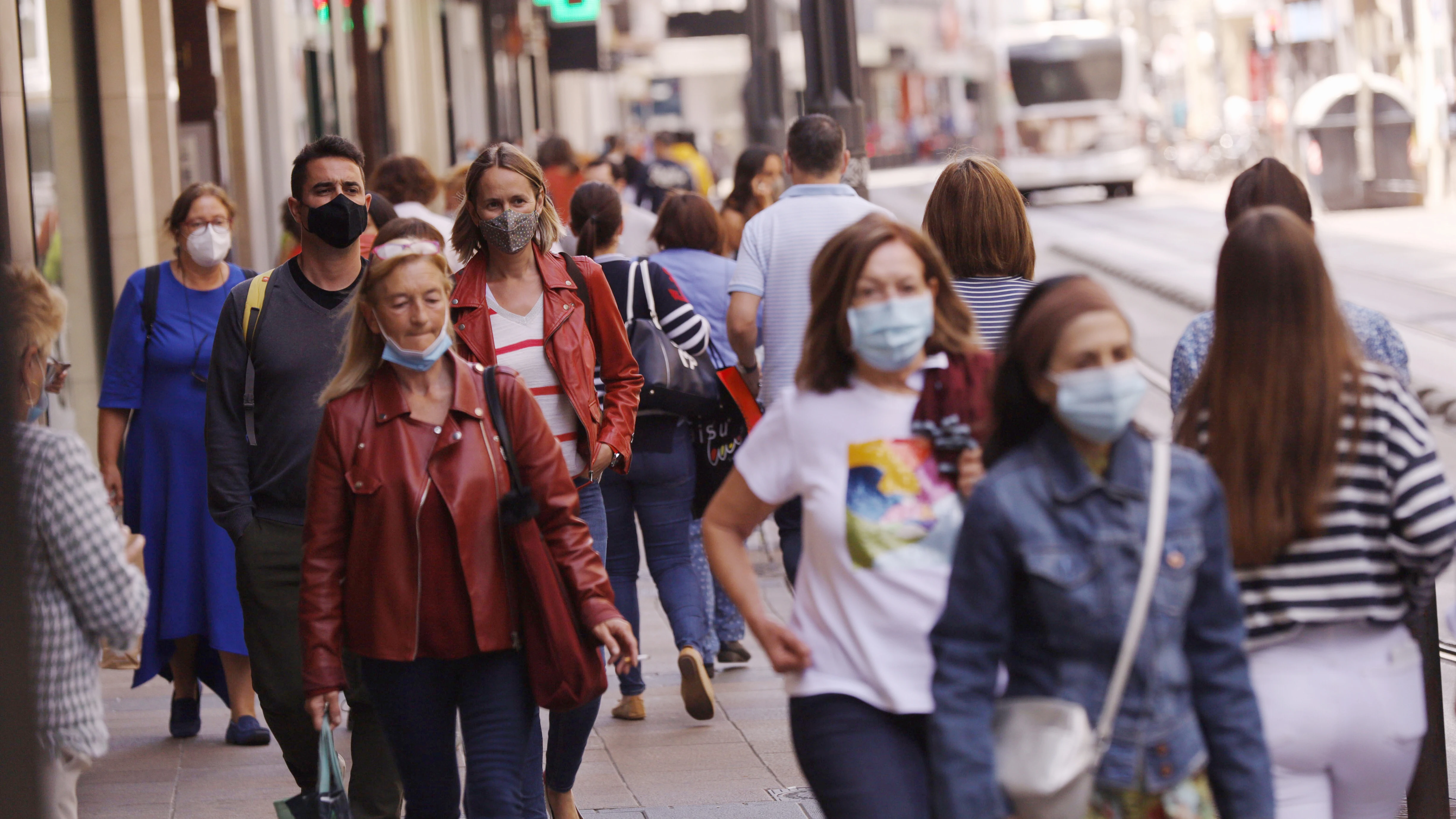 Personas con mascarilla pasean por Vitoria