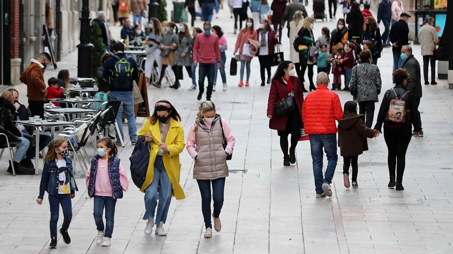 Imagen de personas caminando por Cataluña Imagen de personas caminando por Cataluña