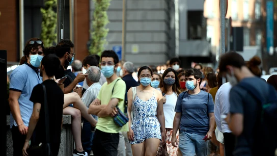 Personas con mascarilla pasean por Madrid Personas con mascarilla pasean por Madrid