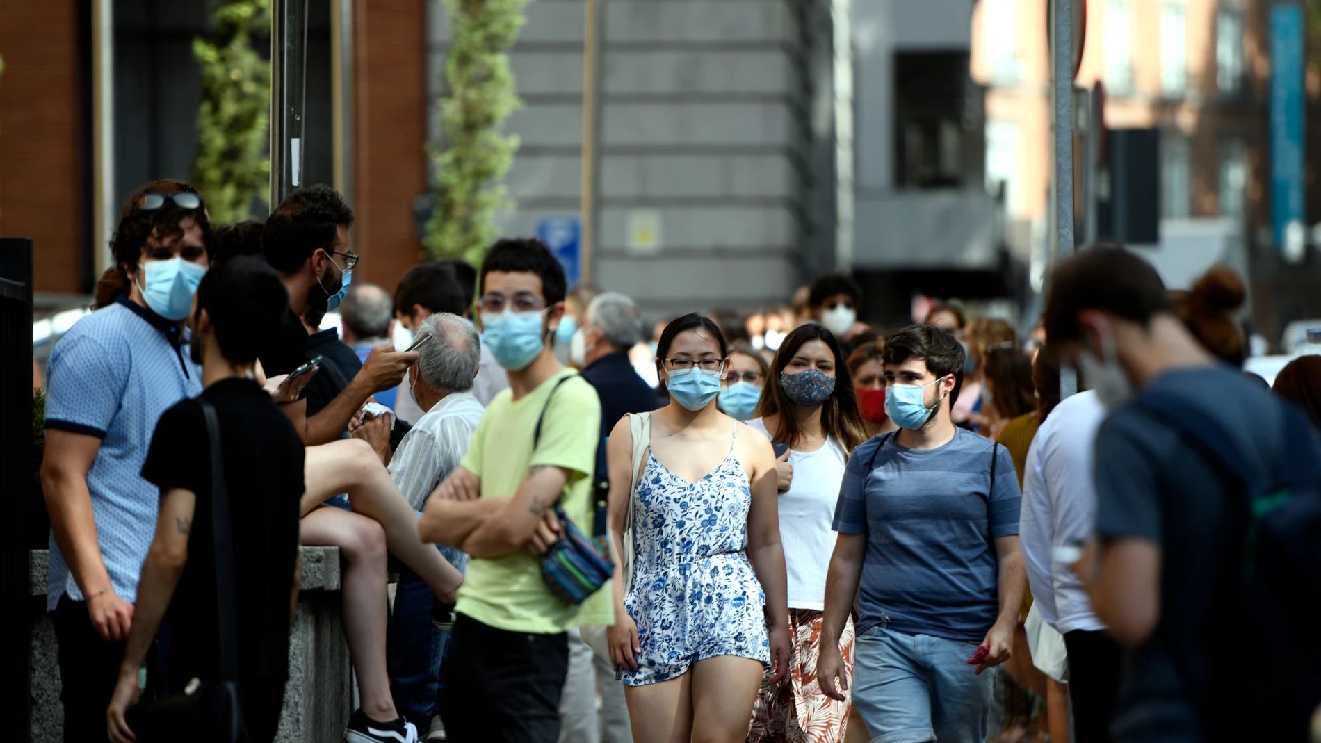 Personas con mascarilla pasean por Madrid 