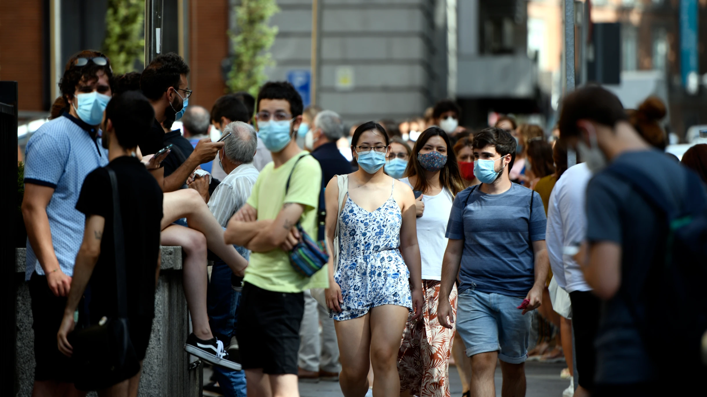 Personas con mascarilla pasean por Madrid 