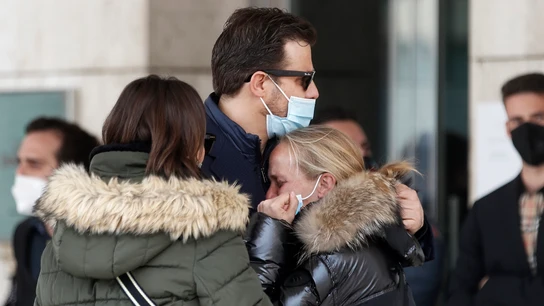 Los hermanos del cantante Alex Casademunt, Joan y Núria, durante su funeral Los hermanos del cantante Alex Casademunt, Joan y Núria, durante su funeral