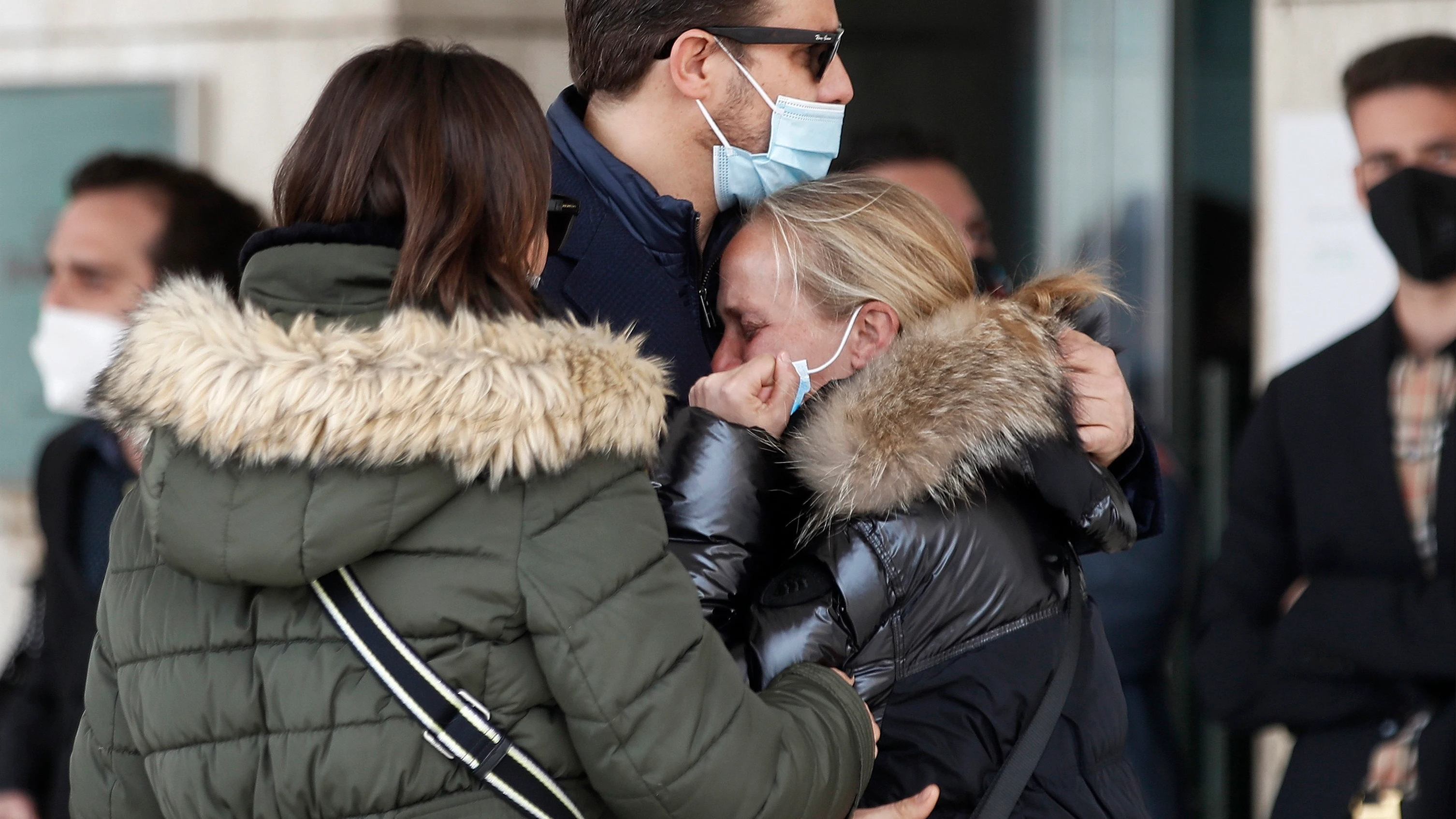 Los hermanos del cantante Alex Casademunt, Joan y Núria, durante su funeral