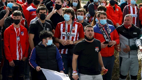 Aficionados del Atlético reciben a su equipo Aficionados del Atlético reciben a su equipo