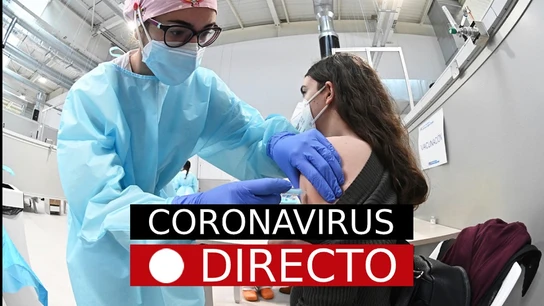 Una sanitaria pone una vacuna contra el coronavirus Una sanitaria pone una vacuna contra el coronavirus