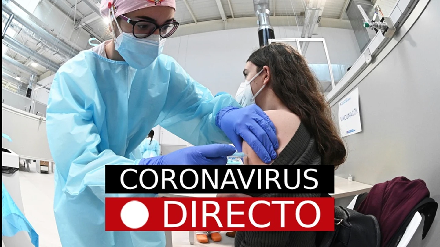 Una sanitaria pone una vacuna contra el coronavirus Una sanitaria pone una vacuna contra el coronavirus