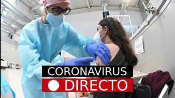 Una sanitaria pone una vacuna contra el coronavirus
