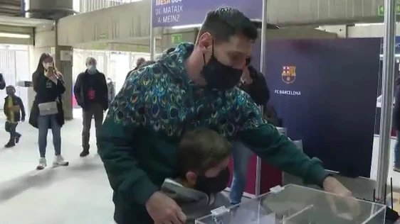 Messi vota en las elecciones del Barça