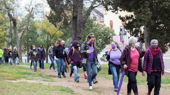 Un grupo de mujeres camina por el parque de Montjuic, Barcelona, en un acto del 8M. Un grupo de mujeres camina por el parque de Montjuic, Barcelona, en un acto del 8M.