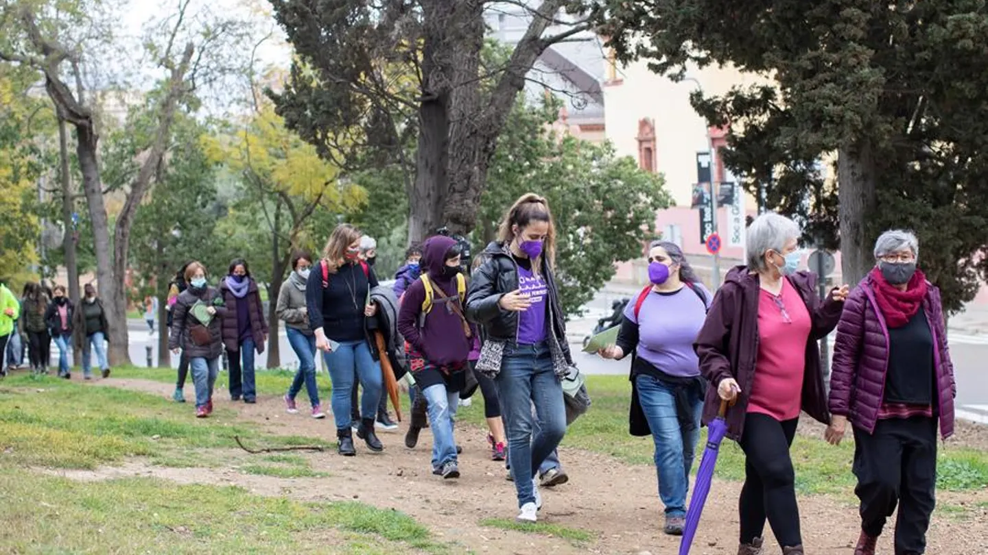 Un grupo de mujeres camina por el parque de Montjuic, Barcelona, en un acto del 8M. Un grupo de mujeres camina por el parque de Montjuic, Barcelona, en un acto del 8M.