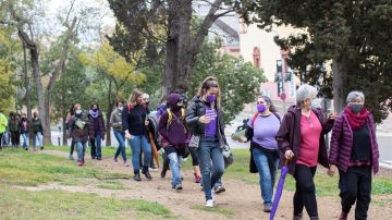 Un grupo de mujeres camina por el parque de Montjuic, Barcelona, en un acto del 8M.