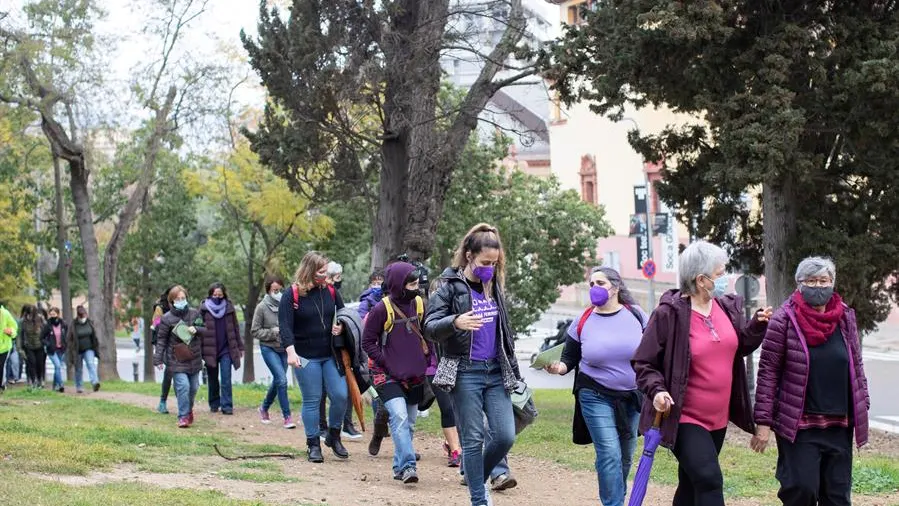 Un grupo de mujeres camina por el parque de Montjuic, Barcelona, en un acto del 8M.